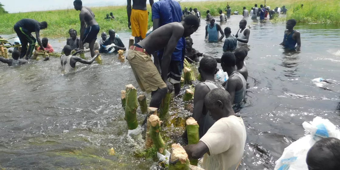 Foto, das einen gemeindebasierten Deichbau im Südsudan 2019 zeigt