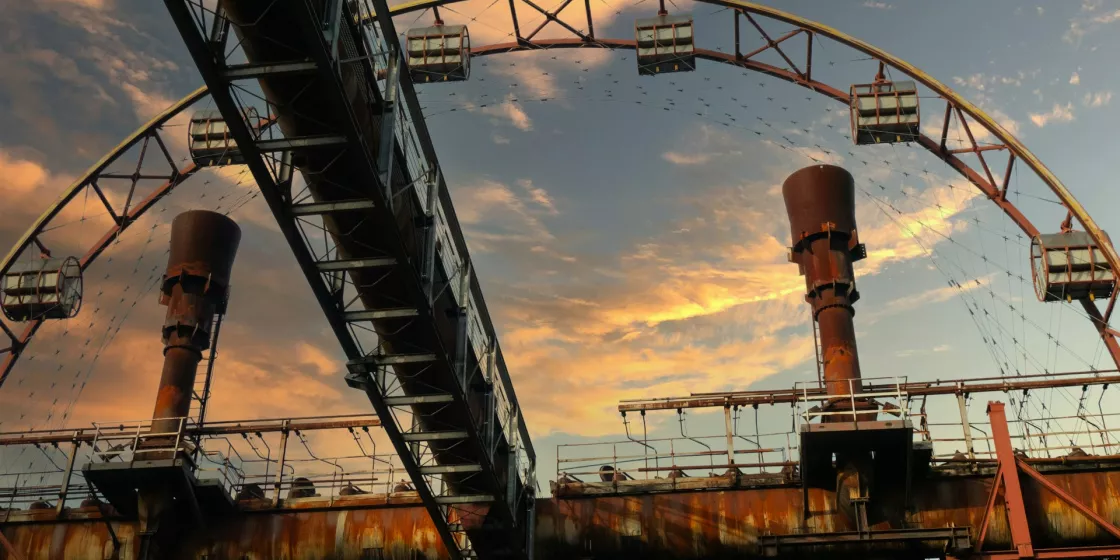 Industriegebäude vor Himmel mit Wolken 