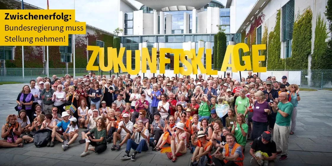 Viele Zukunftskläger:innen stehen vor dem Kanzleramt