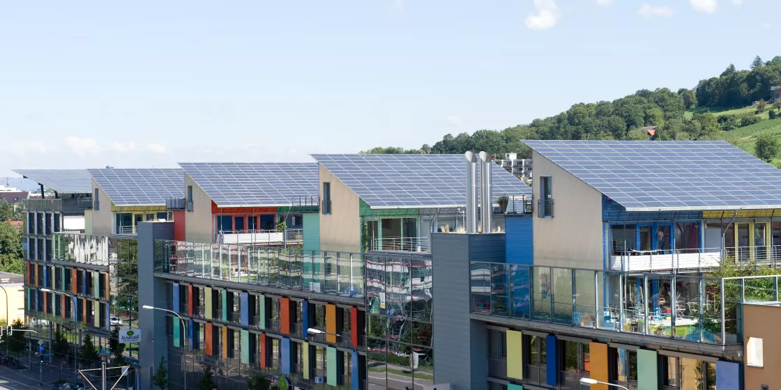 Häuser mit Solarmodulen auf dem Dach