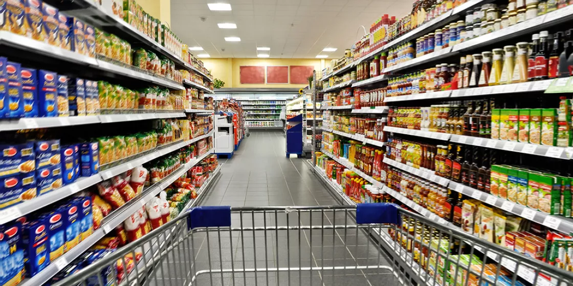 Einkaufswagen im Supermarkt