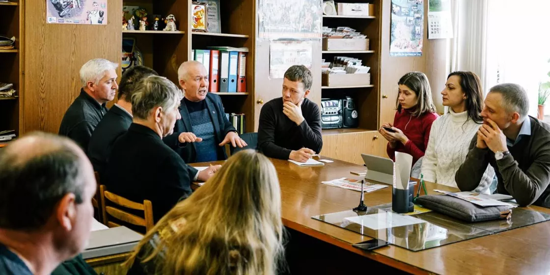 Oldag Caspar und Martin Schön-Chanishvili im Gespräch mit ukrainischen Kohlekumpels und JournalistInnen