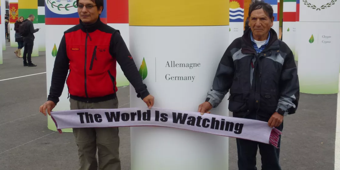 Saúl Luciano und sein Vater Julio vor der deutschen Säule bei der COP21 in Paris