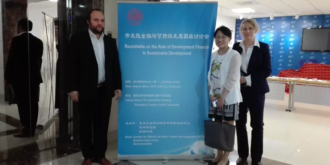 Lutz Weischer und Gerrit Hansen von Germanwatch mit Yunwen Bai, Direktorin der chinesischen Partnerorganisation Greenovation Hub