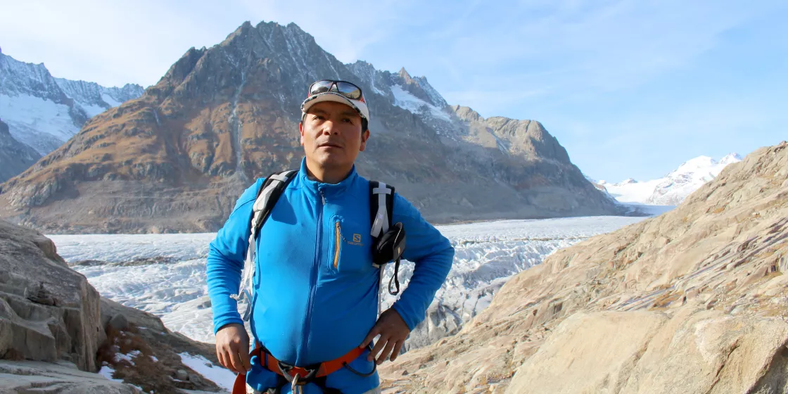 Foto: Saúl Lliuya Luciano besucht den Aletsch-Gletscher in den Alpen 2017 (Foto: Hanna Fuhrmann / Germanwatch)