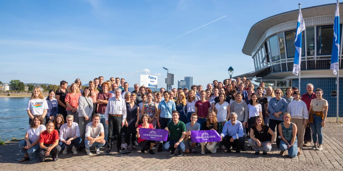 Germanwatch-Gruppenbild auf der Herbstklausur. Im Hintergrund der Rhein.