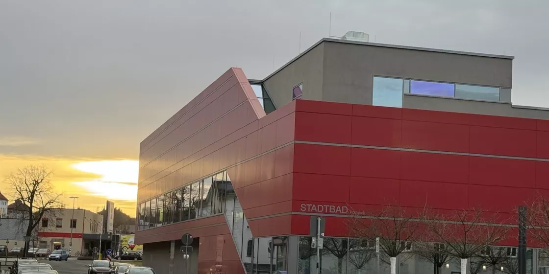 Blick auf das sanierte Stadtbad in Pößneck. 