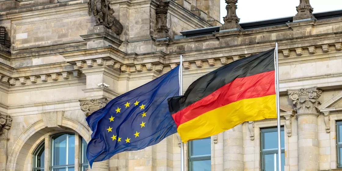 Europäische und deutsche Flagge vor dem Bundestag