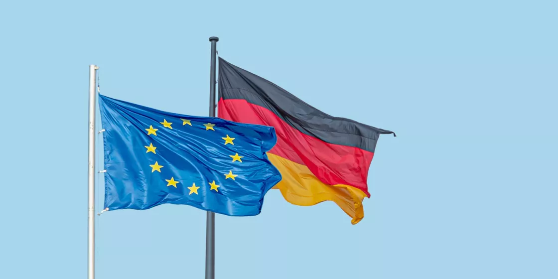 EU-Falle und Deutschland-Flagge wehen nebeneinander