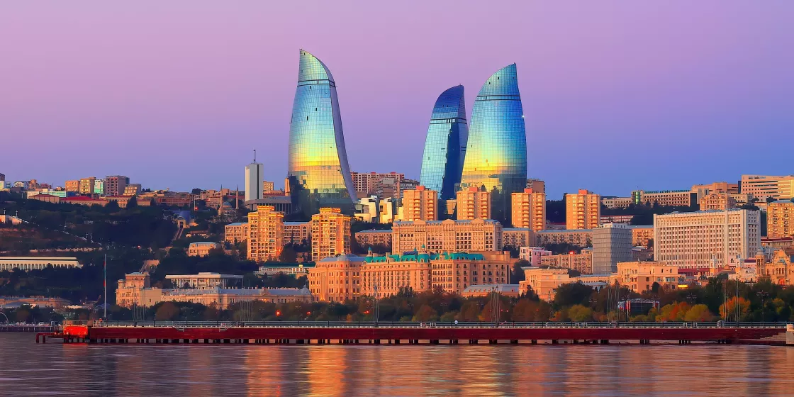 Blick auf die Skyline von Baku