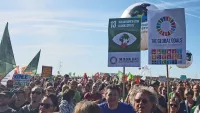 SDG-Plakat bei Demo am Hambacher Wald im Oktober 2018
