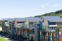 Häuser mit Solarmodulen auf dem Dach