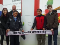 Saúl Luciano, sein Vater und Mitglieder des Germanwatch-Teams bei der COP21 in Paris, 1.12.2015