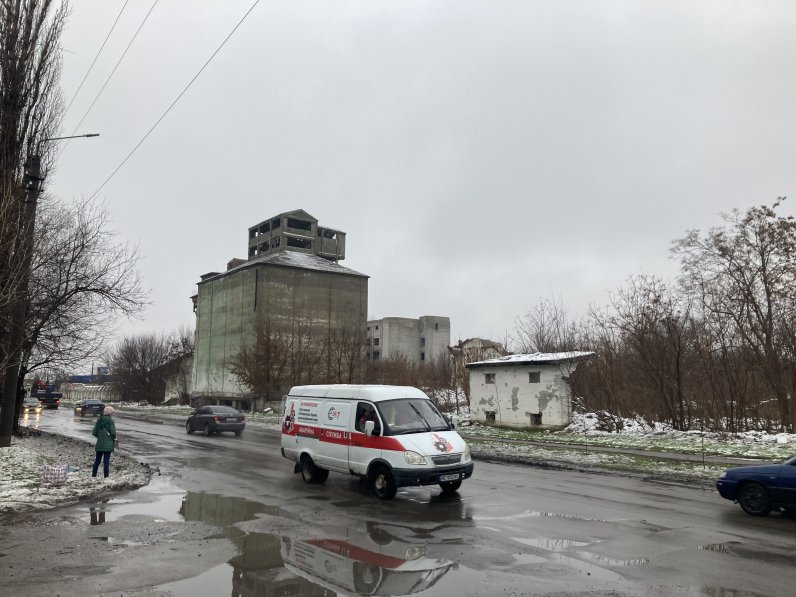 Blick auf ein altes Fabrikgebäude in der ukrainischen Stadt Pawlohrad