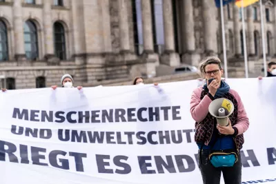 Demonstration for dem deutschen Bundestag: Banner "Menschenrechte und Umweltschutz"