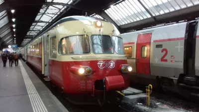 Ein Zug steht an einem Bahnhof