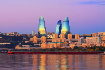 Blick auf die Skyline von Baku