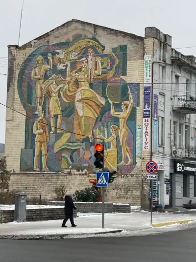 Ein Wandrelief in der ukrainischen Region Pawlohrad