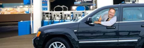 Collage: Lindner im SUV an der Tankstelle