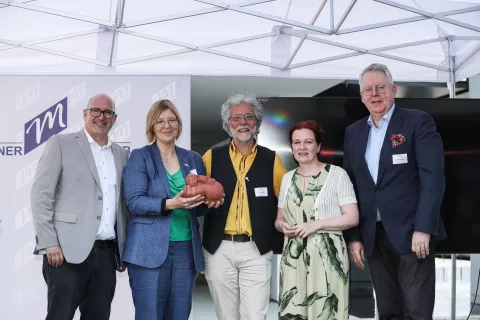 v.l.n.r.: Prof. Dr. Andreas Archut (Vorsitzender Bonner Medien Club), Silvie Kreibiehl (Vorstandsvorsitzende Germanwatch e.V.), Christoph Bals (Politischer Geschäftsführer, Germanwatch e.V.), Katja Dörner (Oberbürgermeisterin der Bundesstadt BONN), Peter Limbourg (Intendant der Deutschen Welle) bei der Übergabe des Medienpreises an Germanwatch. | Fotocredit: Ayse Tasci/BMC