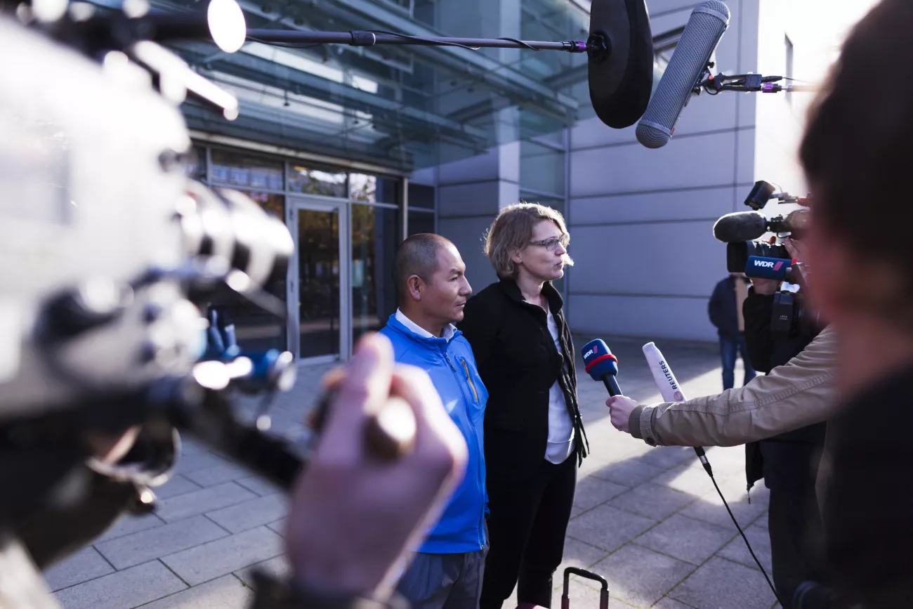 Saúl Luciano Lliuya mit Dr. Roda Verheyen vor der Presse beim Oberlandesgericht Hamm zur Klimaklage gegen RWE