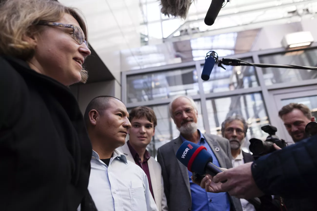 Saúl Luciano Lliuya vor der Presse beim Oberlandesgericht Hamm zur Klimaklage gegen RWE