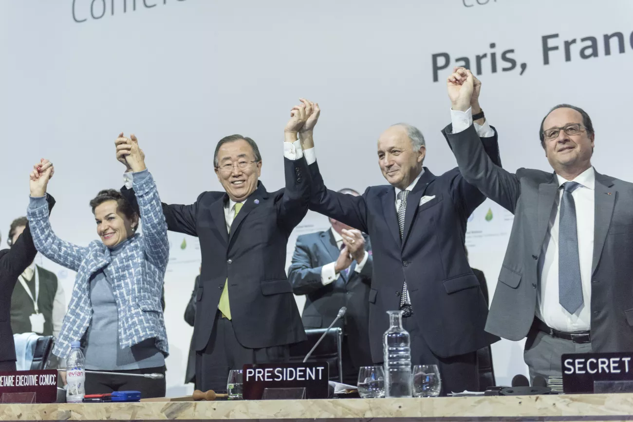 Foto der Abschlusskundgebung der COP21 in Paris mit hochrangigen Politiker:innen