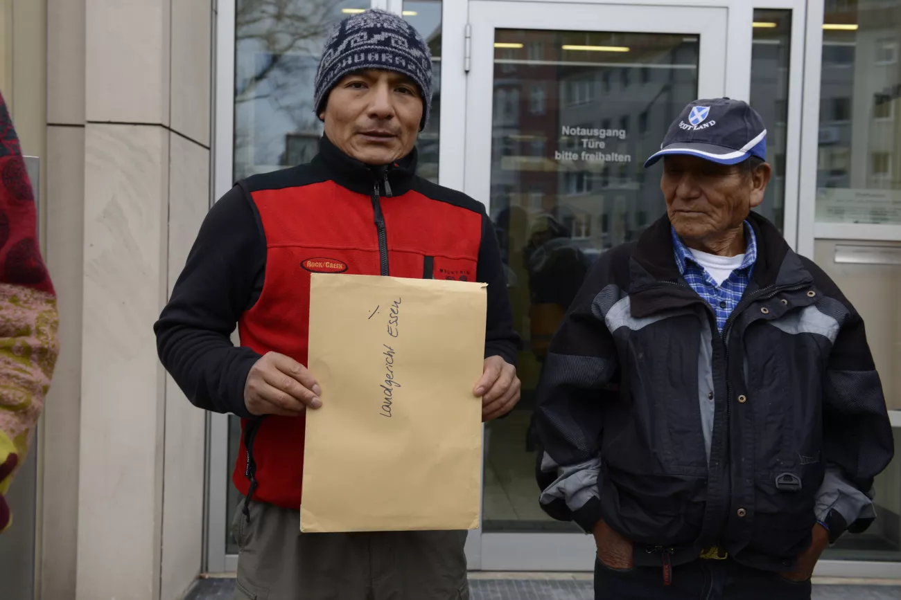 Saúl Luciano Lliuya und sein Vater Julio bei der Klageeinreichung vor dem Landgericht Essen am 24.11.2015