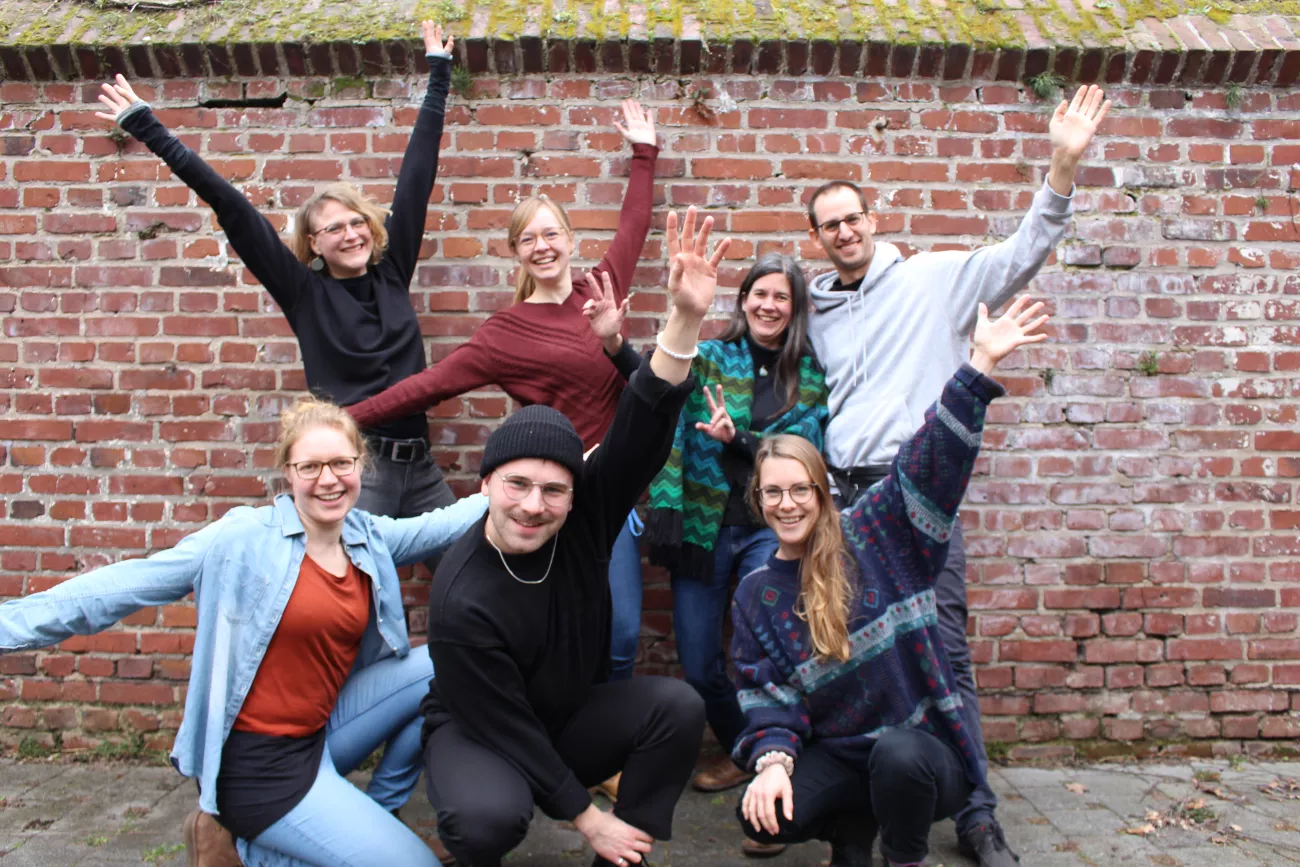 Auf dem Foto seht ihr Mitarbeiter:innen aus dem Projekt #climatechallenge. Von links oben nach rechts unten: Annika Fricke (KAT), Carina Spieß (Germanwatch), Daniela Baum (Germanwatch), Markus Szaguhn (KAT), Leonie Schröpfer (netzwerk n), Sebastian Ziegler (netzwerk n), Eva Wendeberg (KAT)