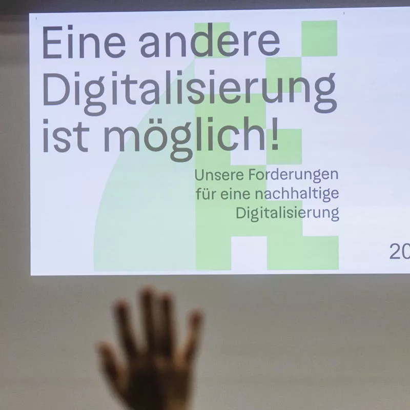 Bits und Bäume Konferenz 2022 in Berlin, im Vordergrund ist eine Hand zu sehen, die sich meldet