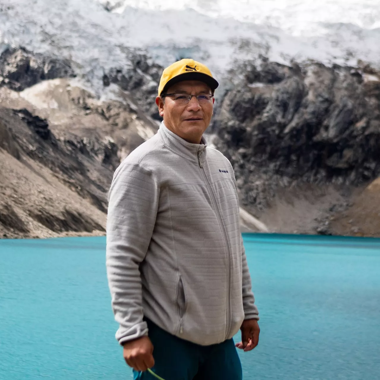 Saúl Luciano Lliuya vor dem Gletschersee Palcacocha