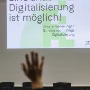 Bits und Bäume Konferenz 2022 in Berlin, im Vordergrund ist eine Hand zu sehen, die sich meldet