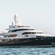 Eine vierstöckige Superyacht, die auf dem Meer schwimmt