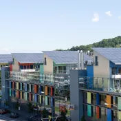 Häuser mit Solarmodulen auf dem Dach