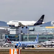 Flugzeuge am Flughafen in Frankfurt