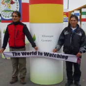 Saúl Luciano und sein Vater Julio vor der deutschen Säule bei der COP21 in Paris