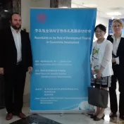 Lutz Weischer und Gerrit Hansen von Germanwatch mit Yunwen Bai, Direktorin der chinesischen Partnerorganisation Greenovation Hub