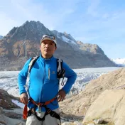 Foto: Saúl Lliuya Luciano besucht den Aletsch-Gletscher in den Alpen 2017 (Foto: Hanna Fuhrmann / Germanwatch)