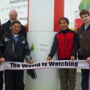 Saúl Luciano, sein Vater und Mitglieder des Germanwatch-Teams bei der COP21 in Paris, 1.12.2015