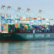 Ein Frachtschiff der China Shipping Line wird im belgischen Zeebrugge entladen.