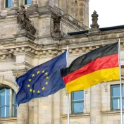 Europäische und deutsche Flagge vor dem Bundestag