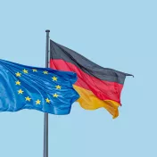 EU-Falle und Deutschland-Flagge wehen nebeneinander