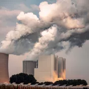 Kraftwerk mit rauchenden Schornsteinen