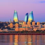 Blick auf die Skyline von Baku