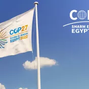 Flagge mit dem Logo der UN-Klimakonferenz (COP) 2022