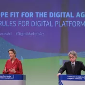 EU-Kommissarin Margrethe Vestager und EU-Kommissar Thierry Breton stellen in Brüssel Vorschläge für einen Digital Markets Act vor